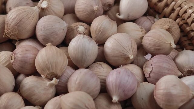 Fresh garlic in a basket.	