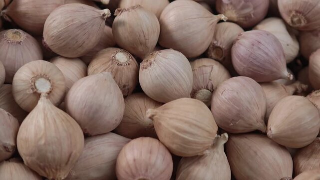 Fresh garlic in a basket.	