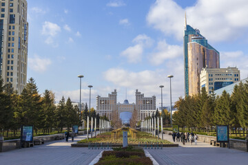 Obraz premium Khan Shatyr Entertainment Center, 18 October 2025, Nurzhol Boulevard (Green Water Boulevard), Astana City (Nur-Sultan), Kazakhstan
