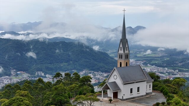 Chiesetta Alpina - Monumento ao Imigrante, no Alto do Morro Boa Vista, com a cidade de Jaragu&aacute; do Sul ao fundo, Santa Catarina! Uma imagem de Drone! 
