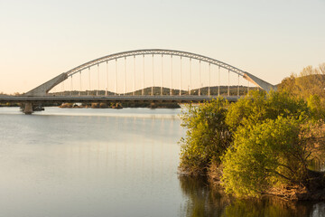 Fototapeta premium Puente moderno sobre el río Guadiana en Mérida, Badajoz