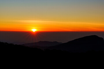 Obraz premium Amazing and stunning sunrise over lush green valleys under clear skies in Chiang Mai, Thailand.