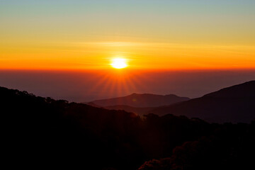Obraz premium Amazing and stunning sunrise over lush green valleys under clear skies in Chiang Mai, Thailand.