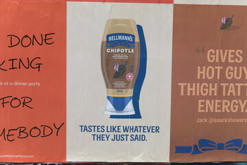 Obraz premium street posters in Toronto (incl Hellmann's Chipotle flavored condiment) 