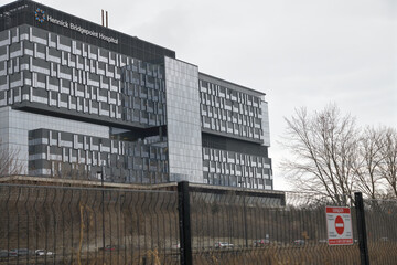 Fototapeta premium west elevation of Hennick Bridgepoint Hospital (side facing the Don Valley/Bayview Av), Toronto