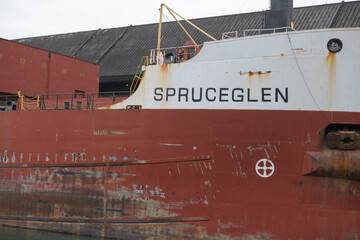 Obraz premium Spruceglen, a bulk carrier, owned by Canada Steamship Lines (CLS), at Redpath Sugar Refinery, docked at Lower Jarvis St slip, Toronto