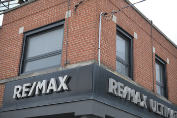 Fototapeta premium exterior of RE/MAX Ultimate Realty Inc., Brokerage at 1739 Bayview Av, Toronto