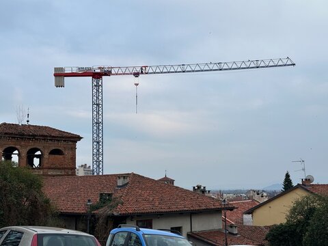Grande Gru tra i tetti della vecchia Pinerolo in continua costruzione
