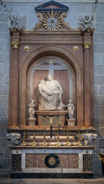 La virgen Mar&iacute;a con Jesucristo yacente entre los brazos en una capilla de la catedral de Avila, Espa&ntilde;a