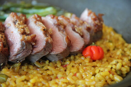 Paella with magret de pato and green asparagus