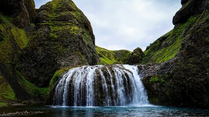 Traversé d'eau sur les roches dans un pays paysage  © Lazok27