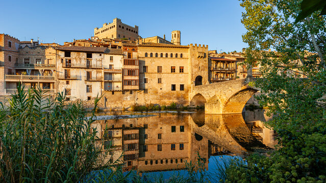 Puente y entrada al pueblo de Valderrobres reflejados en el rio Matarra&ntilde;a.