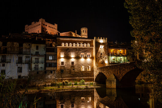 Valderrobres y su puente por la noche.
