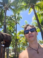 Modelo masculino turista em area externa tropical no verão  © Alexandre