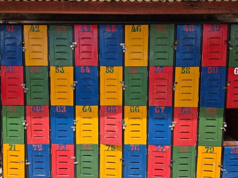 arm&aacute;rio com portas coloridas arte