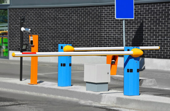 Automatic boom barrier