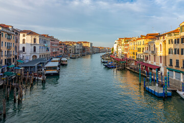 Obraz premium Medieval architecture of Grand canal seen from Rialto bridge, Venice, Italy
