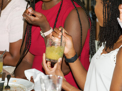 Groupe de femmes partageant un cocktail au restaurant, sc&egrave;ne conviviale entre amies autour d&rsquo;un verre