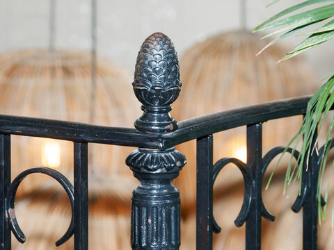 D&eacute;tail de rampe d&rsquo;escalier en fer forg&eacute; avec ornement d&eacute;coratif, ambiance int&eacute;rieure &eacute;l&eacute;gante et chaleureuse