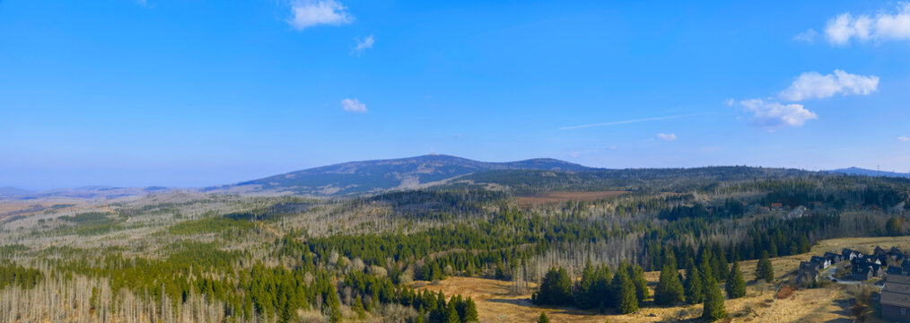 Blick vom Harzturm in Torfhaus, Niedersachsen, Deutschland, auf den Harz und den &bdquo;Brocken&ldquo;. Und die teilweise abgestorbenen B&auml;ume.
