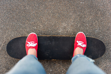 Red shoes skateboard street view © Rawpixel.com