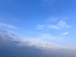 Obraz premium 青空の雲と柔らかな朝の光が広がる空