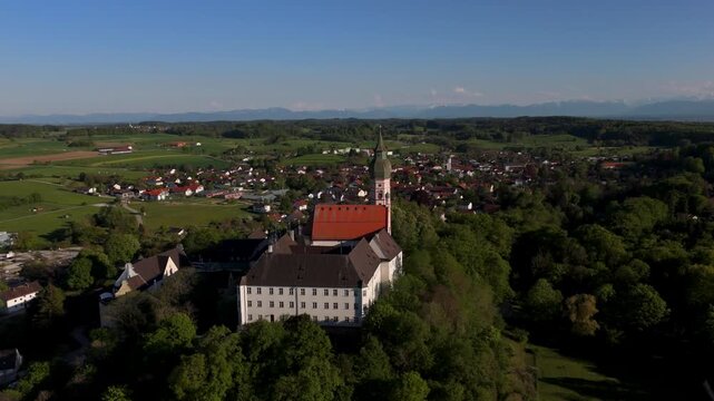 Kloster Andechs, Heiligen Berg, Oberbayern, Deutschland. Beruehmtes Benediktinerkloster mit Wallfahrtskirche, Rokokokirche und traditionsreicher Klosterbrauerei am Ammersee