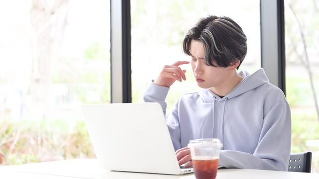 大学のキャンパスや予備校、高校生の塾など授業をうけてわからなくて頭を抱える悩む困る学生の男性のイメージ「単位やばい～」や「受験大変のイメージ」の動画