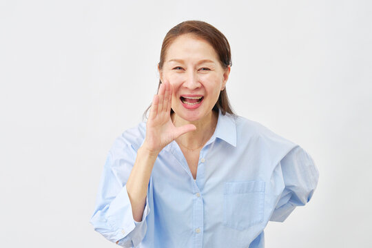 白背景で応援する女性
