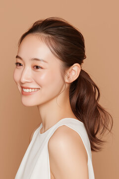 美容, 女性, スキンケア, 化粧品, ビューティー, 若い女性, 美肌, 日本人, アジア人, フェイシャル, メイク, 美容液, 保湿, クリーム, エイジングケア, 美容医療, エステ, 美容クリニック, 肌ケア, ナチュラルメイク, 透明感, ツヤ肌, モデル, 笑顔, ポートレート, クローズアップ, リラックス, 癒し, 健康的, 美白, コラーゲン, ヒアルロン酸, アンチエイジング