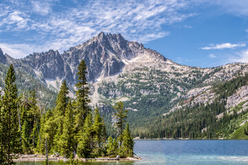 Obraz premium Mountain peak towers over calm lake
