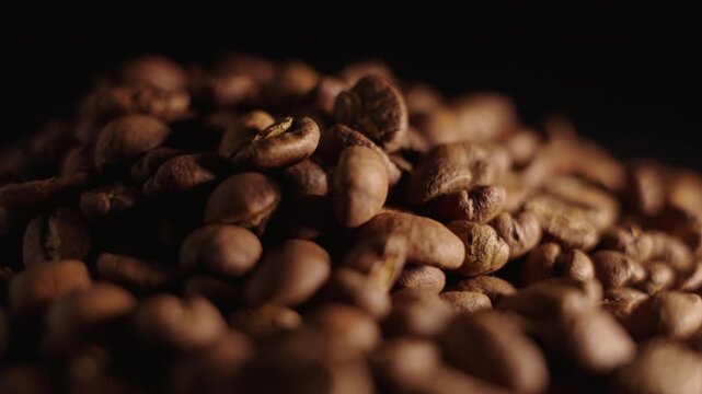 Static shot focus pulling over a pile of coffee beans