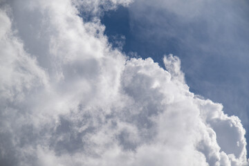 Obraz premium Dramatic sky scene featuring voluminous clouds against a vibrant blue background