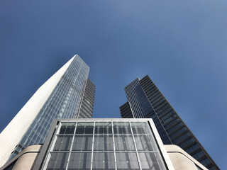 Obraz premium modern office building in daytime