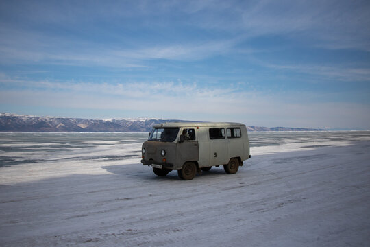Camioneta UAZ 452 en el lago Baikal en Rusia