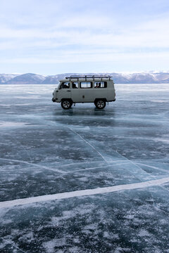 Veh&iacute;culo sobre el lago baikal en rusia congelado