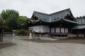 Naklejka premium hall in a shinto temple (yasukuni-jinja shrine) in tokyo in japan