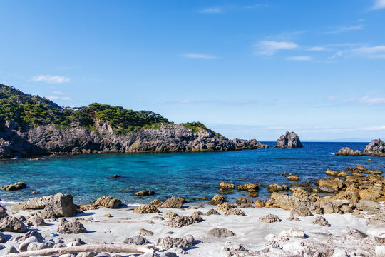 中の浦海水浴場。
東京都伊豆諸島式根島-2025
式根島は東京都心から南へ160km。
外周12kmの小さな有人島。
温かい黒潮が当たり水温と水質が高い。
また、リアス式の入り組んだ入り江が多く、海水浴や釣りが盛ん。
温泉島としても有名。海際に多くの無料露天風呂がある。
