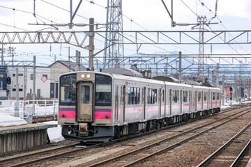 Obraz premium 弘前駅へ到着する普通列車