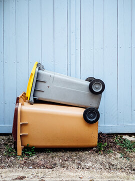 Poubelles de recyclage l'une sur l'autre. Accouplement de bennes de poubelles de d&eacute;chets. Reproduction de d&eacute;chets