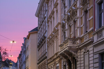 Fototapeta premium Jugendstil- und Gründerzeithäuser einer Straße im Abendlicht, Wuppertal, Deutschland