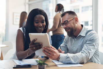 Obraz premium People, team and tablet with advice in office for article headline, editorial guidance or feedback. Staff, editor or journalist with tech in newsroom for story review, writing tips or progress update