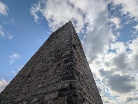 Rocca Longobarda di Pietralunga, una maestosa torre pentagonale che domina il borgo medievale e la valle del Carpinella