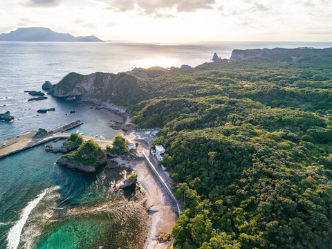 白砂ビーチの釜ヶ下海水浴場、式根島港。
秋にはアカウミガメが産卵に来る。
青い海と緑の森が美しい、式根島の空中ドローン撮影。
東京都伊豆諸島式根島-2025

式根島は東京都心から南へ160km。
外周12kmの小さな有人島。
温かい黒潮が当たり水温と水質が高い。
また、リアス式の入り組んだ入り江が多く、海水浴や釣りが盛ん。
温泉島としても有名。海際に多くの無料露天風呂がある。
