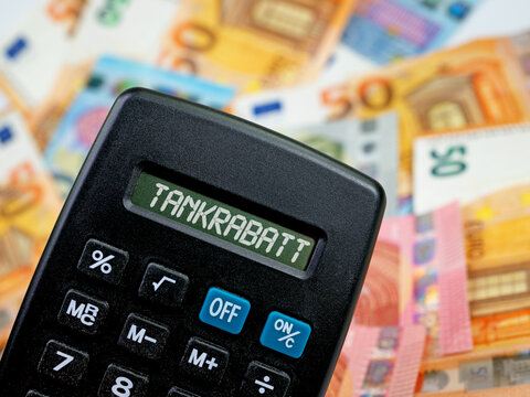 Taschenrechner mit dem Wort Tankrabatt im Display