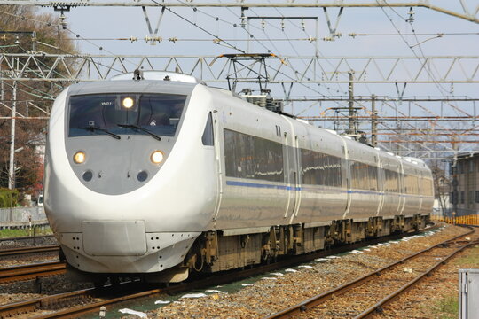 疾走する白い特急列車