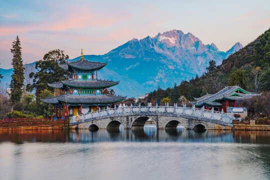 The beautiful scenery of ancient buildings in Yulong Snow Mountain and Heilongtan Park, Lijiang City, Yunnan Province, China were captured on January 12, 2026
