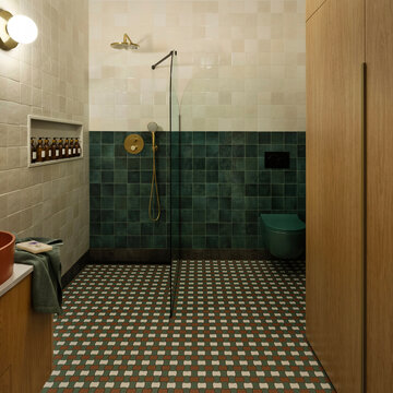 Modern Bathroom: Stylish Interior Design with Green Tile and Checkerboard Pattern