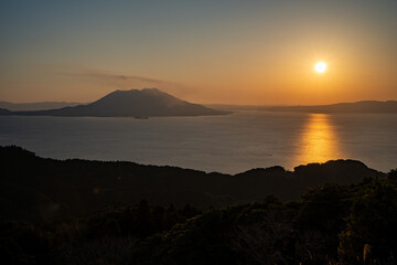 Obraz premium 惣陣が丘展望所から見る錦江湾と桜島の夕景
