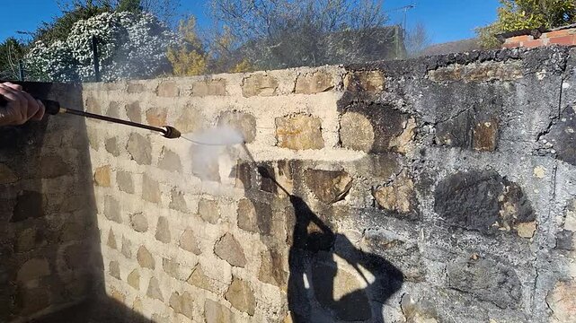 Nettoyage de mur avec un nettoyeur haute pression